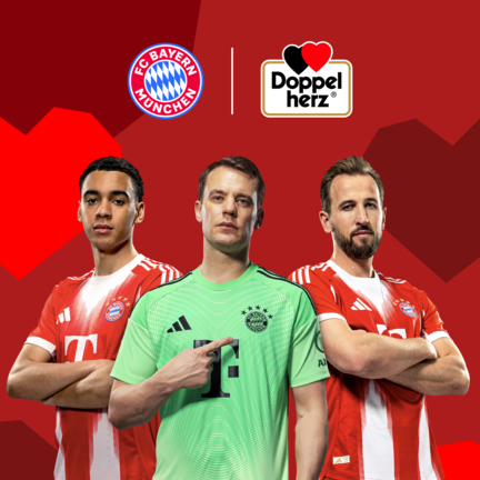 Trei jucători de la FC Bayern München stau în fața unui fundal roșu cu forme geometrice de inimă. De la stânga la dreapta: Harry Kane, Jamal Musiala și Manuel Neuer. Deasupra lor se află logo-ul FC Bayern München și logo-ul Doppelherz, indicând un parteneriat de brand.